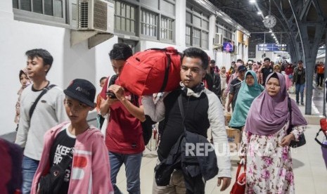 Arus Mudik dan Arus balik mudik Stasiun Senen. Sejumlah pemudik turun dari kereta api Bogowonto Lempuyangan-Pasar Senen. 