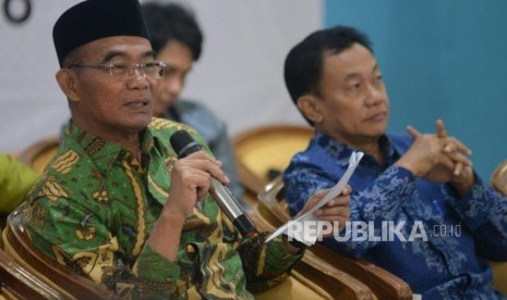 Menteri Pendidikan dan Kebudayaan Muhadjir Efendi memberikan keterangan terkait capaian kinerja Kemendikbud 2017 dan rencana kerja tahun 2018 di kantor Kemendikbud, Jakarta, Selasa (19/12).