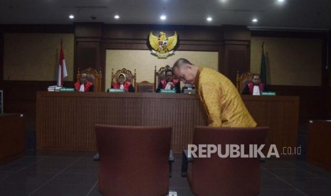 Sidang Eksepsi. Mantan Kepala Badan Penyehatan Perbankan Nasional (BPPN) Syafruddin Arsyad Temenggung   bersiap menjalani sidang dengan agenda pembacaan eksepsi atau nota keberatan di Pengadilan Tipikor, Jakarta, Senin (21/5).