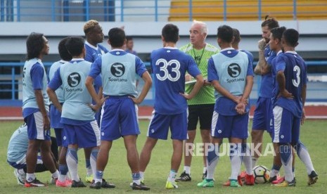 Pelatih Persib, Roberto Carlos Mario Gomez bersama para pemain Persib saat latihan di Lapangan Sport Jabar Arcamanik, Kota Bandung, Selasa (14/5) sore.