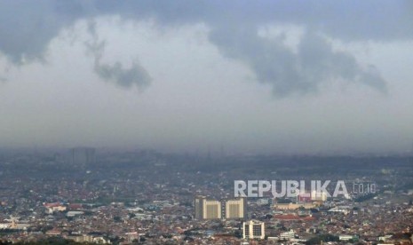 Awan mendung dan hujan lebat deras mengguyur sebagian Kota Bandung.