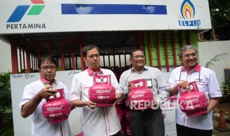 Uji Coba Pasar Bright Gas. VP Domestic Gas Kusnendar, Direktur Pemasaran Retail Pertamina Mas'ud Khamid, Direktur Utama Pertamina Retail Sofyan Yusuf, dan GM MOR III Erry Widiastono memperkenalkan  produk elpiji tigakilogram (kg) non subsidi saat uji coba pasar di SPBU Coco di Jakarta, Selasa (3/7).