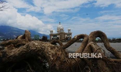 Akibat gempa bumi dan gelombang tsunami yang terjadi pada 28 September lalu, membuat Masjid Arkam Babu Rahman (masjid Apung) yang terletak di pantai Talise, Palu Sulawesi Tengah, nampak rusak, Sabtu (13/10).