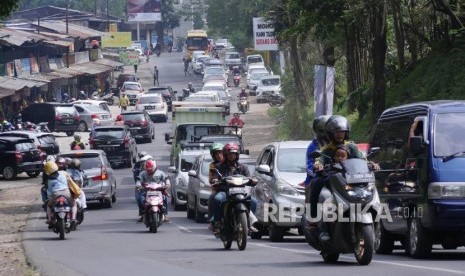 Kepadatan arus balik menuju utara, di Jalan Tangkubanparahu, Kecamatan Lembang, Kabupaten Bandung Barat, Sabtu (8/6).