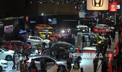 Suasana Pameran otomotif Indonesia International Motor Show (IIMS) 2019 di JIExpo Kemayoran, Jakarta, Kamis (25/4).