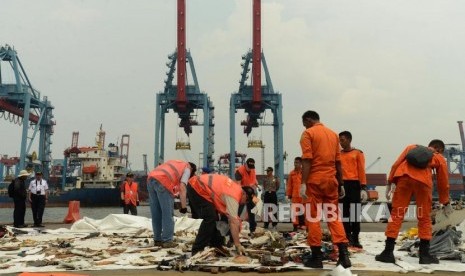 Penyelidik dari Komite Nasional Keselamatan dan Transportasi (KNKT) Indonesia dan Dewan Keselamatan Transportasi Nasional (NTSB) Amerika serikat saat memeriksa puing-puing pesawat Lion Air JT 610 di Terminal JICT 2, Tanjung Priok, Jakarta, Kamis (1/11).