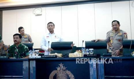 Pengamanan Pemilu 2019. Menko Polhukam Wiranto (tegah), Panglima TNI Hadi Tjahjanto (kiri), dan Kapolri Tito Karnavian saat video conference di Mabes Polri, Jakarta, Senin (24/9).