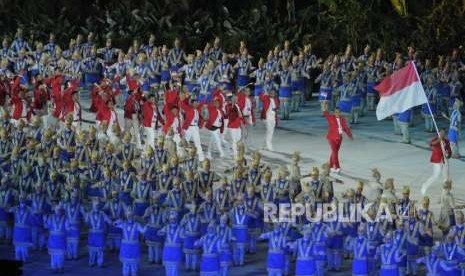 Defile atlit Indonesia saat pembukaan Asian Games 2018 di Stadion GBK, Senayan, Jakarta, Sabtu (18/8).