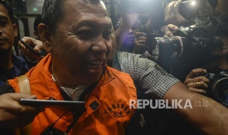 Direktur Utama PTPN III (Persero) Dolly Pulungan memakai rompi tahanan usai menjalani pemeriksaan di Gedung KPK, Jakarta, Rabu (4/9).