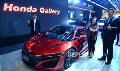 Galeri Honda. Presiden Direktur PT Honda Prospect Motor (HPM) Takehiro Watanabe (kiri) bersama Senior Vice President Benawati Abas (kedua kanan), dan Direktur Pemasaran dan Purna Jual Jonfis Fandy (kanan) berfoto di samping supercar Honda NSX saat meresmikan Galeri Honda di Jakarta, Selasa (10/4).