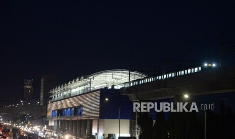 MRT. Rangkaian Kereta MRT koridor Lebak Bulus-Bundaran HI  melintas di kawasan Fatmawati, Jakarta, Rabu (20/3).