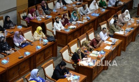 Pansus Frist Travel. Jamaah korban penipuan First Travel melakukan rapat dengar pendapat umum (RDPU) bersama Komisi III DPR RI di Komplek Parlemen Senayan, Jakarta, Selasa (3/4).