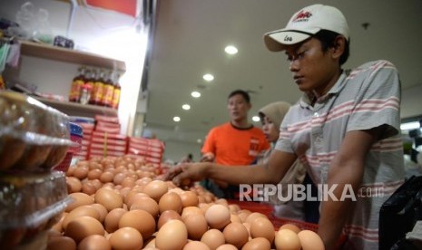 Harga Telur Ayam Naik Kembali. Pembeli memilih telur ayam negeri di pasar tradisional, Jakarta, Ahad (1/7).