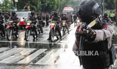 Polisi berusaha menggeser peserta aksi yang semakin anarkis saat simulasi pengamanan Pilkada serentak di depan Gedung Sate, Kota Bandung, Jumat (9/2).