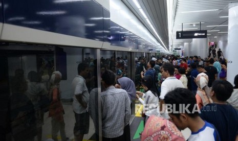 Penumpang Pertama Pascaperesmian MRT. Penumpang Moda Raya Terpadu (MRT) berjubel di pintu masuk Stasiun MRT Bundaran HI, Jakarta, Ahad (24/3/2019).