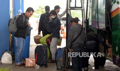 Sejumlah penumpang dari berbagai daerah turun dari bus Antar Kota Antar Provinsi (AKAP) di Terminal Terpadu Pulo Gebang, Jakarta, Sabtu (8/6).