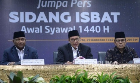 Menteri Agama Lukman Hakim Saifuddin (tengah) didampingi Ketua MUI Yusnar Yusuf (kanan) dan Ketua Komisi VIII DPR Ali Taher (kiri) memberikan keterangan usai melaksanakan Sidang Isbat di kantor Kementerian Agama, Jakarta, Senin (3/6).