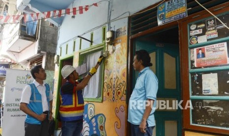 Petugas PLN saat melakukan pengecekan instalasi jaringan listrik di pemukiman padat penduduk, Tambora, Jakarta, Kamis (22/8).