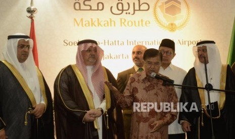 Wakil Presiden Jusuf Kalla bersama Duta Besar Arab Saudi untuk Indonesia Esam A Abid Althagafi memberikan keterangan usai meninjau fasilitas fast track pada acara pelepasan jamaah haji Indonesia asal DKI Jakarta di Bandara Internasional Soekarno Hatta, Tangerang, Ahad (7/7).