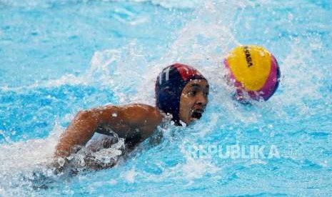 Pemain polo air putra Indonesia  Rian Rinaldo   menggiring    bola saat pertandingan  perempat final cabang olahraga polo air putra Asian Games 2018 melawan  Kazaktan di Stadion Aquatic, Senayan, Jakarta,  Kamis (30/8).