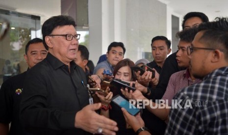 Mendagri Tjahjo Kumolo memberikan keterangan usai rapat koordinasi (rakor) pengamanan Pemilu 2019 di Auditorium PTIK, Jakarta, Kamis (13/9).