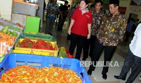 Menteri Pertanian Amran Sulaiman (kanan) saat meninjau Toko Tani Indonesia (TTI), Pasar Minggu, Jakarta, Jumat (18/5).