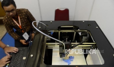 Penjaga stan mengoperasikan alat 3D Printer pada pameran Indonesianisme Summit 2019 di Jakarta Convention Center, Jakarta, Selasa (13/8). Printer 3D berpeluang mendisrupsi banyak hal karena bisa membuat berbagai macam barang.