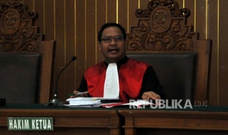 Hakim Tunggal Kusno saat memimpin sidang pututsan praperadilan Ketua DPR nonaktif Setya Novanto terhadap Komisi Pemberantasan Korupsi (KPK) di Pengadilan Negeri Jakarta Selatan, Kamis (14/12).