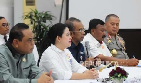 Menteri Koordinator Bidang Pembangunan Manusia dan Kebudayaan Puan Maharani (kedua kiri) bersama Chief de Missions Asian Games 2018 yang juga Menteri Pendayagunaan Aparatur Negara dan Reformasi Birokrasi Syafruddin (kiri) dan Sekretaris Kementerian Pemuda dan Olahraga Gatot S. Dewa (tengah) memberikan paparan saat konferensi pers di Jakarta, Senin (3/9).