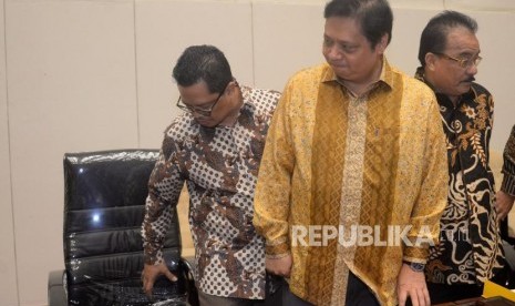 Ketua Umum Golkar Airlangga Hartarto bersiap memimpin rapat pleno fraksi partai golkar di Gedung Nusantara, Kompleks Parlemen ,Senayan, Jakarta, Kamis (11/1/18).