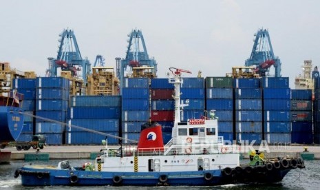 Aktivitas bongkar muat peti kemas di Pelabuhan Tanjung Priok, Jakarta, Ahad (25/11).