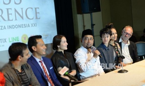 Peluncuran Film AAC 2. Penulis Habibburachman El Shirazy (keempat kanan) memberikan paparan terkait Film Ayat-Ayat Cinta 2 saat peluncuran di Jakarta, Rabu (6/12).