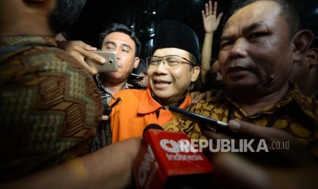 Wakil Ketua DPR RI, Taufik Kurniawan menggunakan rompi orange usai  menjalani pemeriksaan di Komisi Pemberantasan Korupsi (KPK), Jakarta, Jumat (11/2).