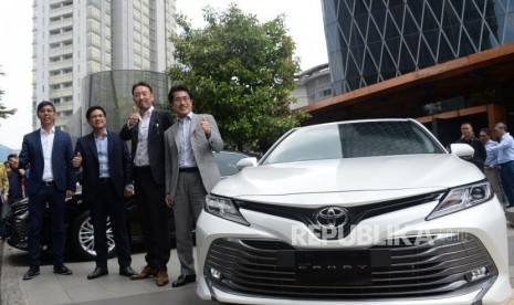 President Director PT Toyota-Astra Motor (TAM) Yoshihiro Nakata (kedua kanan) bersama Vice President Director TAM Henry Tanoto (kedua kiri), Director TAM Anton Jimmy Suwandi (kiri) dan Kazunori Minamide (kanan) berfoto pada acara peluncuran All New Camry di Jakarta, Selasa (8/1).