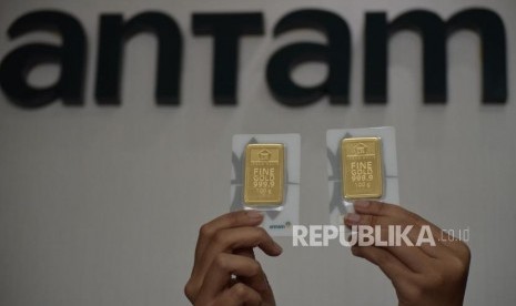 Karyawan menunjukan emas batangan di Butik Emas Logam Mulia ANTAM, Sarinah, Jakarta,Kamis (25/10). PT Aneka Tambang (Antam) hingga September 2020 mencatatkan penurunan produksi mencapai 77 persen.