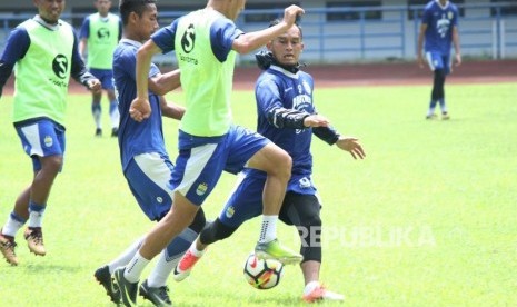 Airlangga Sutjipto berusaha menguasai bola saat latihan Persib, di Stadion Gelora Bandung Lautan Api (GBLA), Kota Bandung, Senin (12/3).