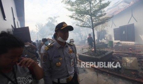 Gubernur DKI Jakarta Anies Baswedan meninjau Museum Bahari saat terbakar di Penjaringan, Jakarta, Selasa (16/1).