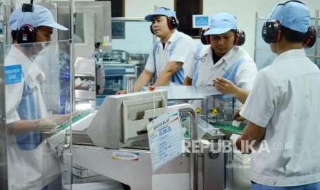 Pekerja melakukan pengemasan vaksin di laboratorium PT Bio Farma, Kota Bandung, Selasa (28/8).