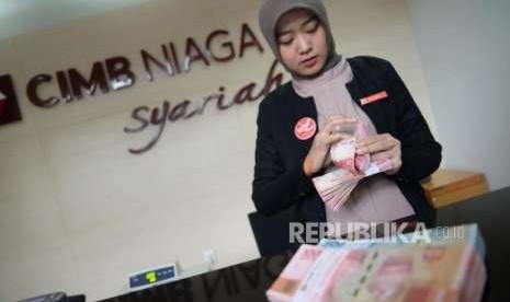 CIMB Niaga Syariah. CIMB Niaga menyambut positif revisi Qanun Nomor 11 Tahun 2018 tentang Lembaga Keuangan Syariah (LKS) yang sedang digodok Pemerintah Provinsi (Pemprov) Aceh. Dengan diperbolehkannya kembali bank konvensional di Aceh, CIMB Niaga yang sudah memiliki kantor cabang syariah (KCS) CIMB Niaga di Aceh akan memperluas pelayanan perbankannya.