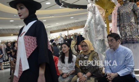 Ketua Dekranasda DKI Jakarta Fery Farhati Ganis  (dua kanan) didampingi Presiden Direktur PT Panen Lestari Internusa Handaka Santosa (kanan) menyaksikan fashion show usai membuka gerai SAMAIRA di Sogo Kota Kasablanka, Jakarta, Rabu (8/5).