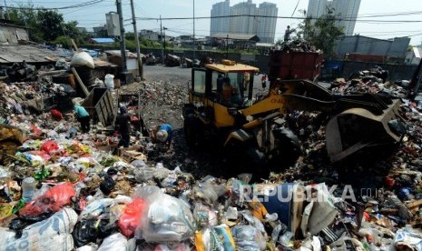 Alat berat saat mengangkut sampah di Tempat Pembuangan Sampah (TPS) Muara Baru, Penjaringan, Jakarta Utara, Senin (22/10).