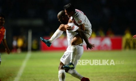 Selebrasi striker PSM Makassar Djite Bruce Jose setelah mencetak gol ke gawang Persib Bandung pada pertandingan Grup A Piala Presiden 2018 di Stadion Gelora Bandung Lautan Api Bandung, Jumat (26/1).