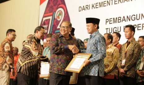 Menteri Puspayoga Beri Penghargaan ke Insan Koperasi. (FOTO: Kemenkop dan UKM)