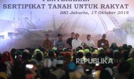 Penyerahan Sertifikat tanah. Presiden Joko Widodo (tengah) menghadiri penyerahan sertifikat tanah untuk rakyat di Marunda, Jakarta, Rabu (17/10).