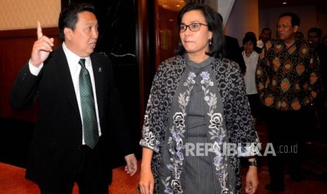 Menteri Keuangan Sri Mulyani bersama Presiden Direktur PT Adaro Energy Tbk (Adaro) Garibaldi Thohir saat menghadiri acara 