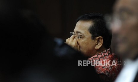  Terdakwa kasus tindak pidanda korupsi KTP Elektronik Setya Novanto  tertidur di ruangan persidangan usaat  mengikuti sidang lanjutan di Pengadilan tindak pidana korupsi, Jakarta, Kamis (18/1).