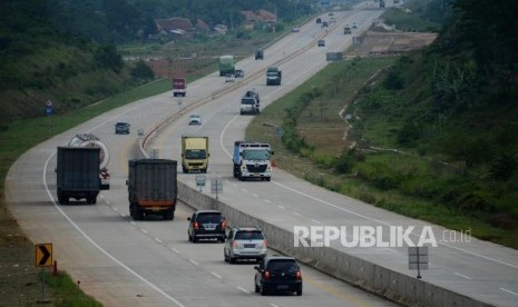 Sejumlah kendaraan melintasi Jalan Pemalang-Batang, Kabupaten Batang, Jawa Tengah, Selasa (7/5).