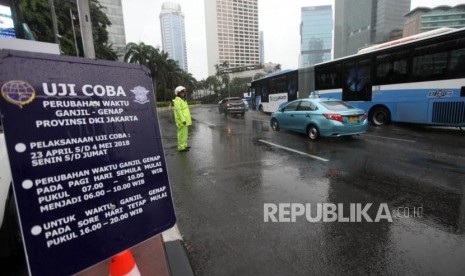 Petugas Dishub mengatur lalu lintas saat uji coba Sistem Ganjil Genap di Kawasan Bundaran Hotel Indonesia, Jakarta, Senin (23/4).