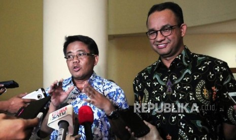 Gubernur DKI Jakarta periode 2017-2022 Anies Rasyid Baswedan (kanan) bersama Wakil Ketua Dewan Syura PKS Mohamad Sohibul Iman.