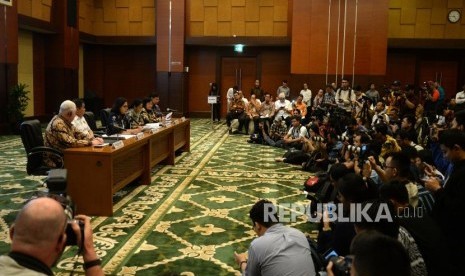 Penandatanganan Divestasi Saham Freeport. Menkeu Sri Mulyani (ketiga kiri) bersama CEO Freeport-McMoran Inc Richard Adkerson, Menteri ESDM Ignasius Jonan, Menteri ESDM Rini Soemarno, Menteri KLHK Siti Nurbaya, Direktur Utama PT Inalum Budi Gunadi Sadikin (dari kiri) saat konfrensi pers usai penandatanganan perjanjian divestasi saham PT Freeport Indonesia di Kementerian Keuangan, Jakarta, Kamis (12/7).